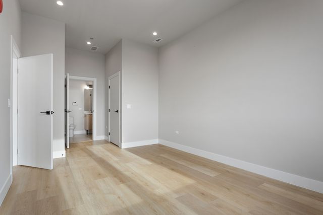 2505 W Farragut Avenue 402, Chicago, IL 60625