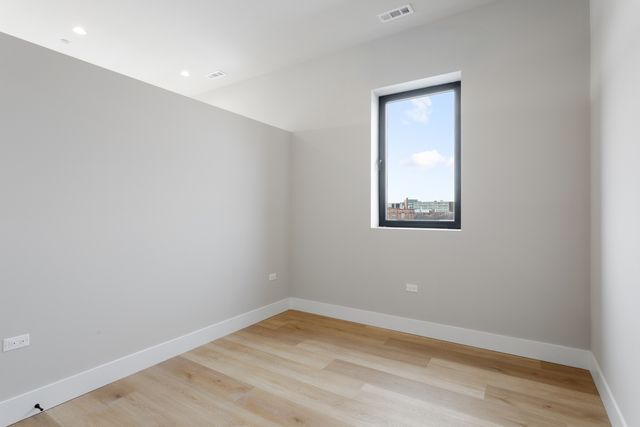 2505 W Farragut Avenue 402, Chicago, IL 60625