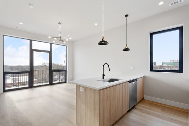 2505 W Farragut Avenue 402, Chicago, IL 60625