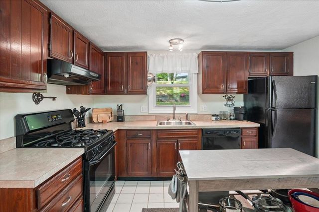 6 Nutmeg Drive, Nashua, NH 03062