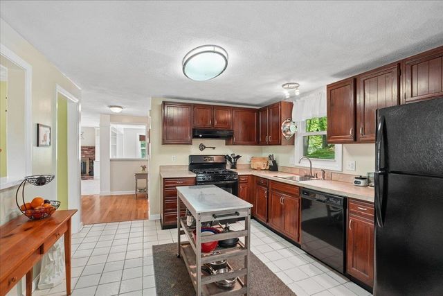 6 Nutmeg Drive, Nashua, NH 03062