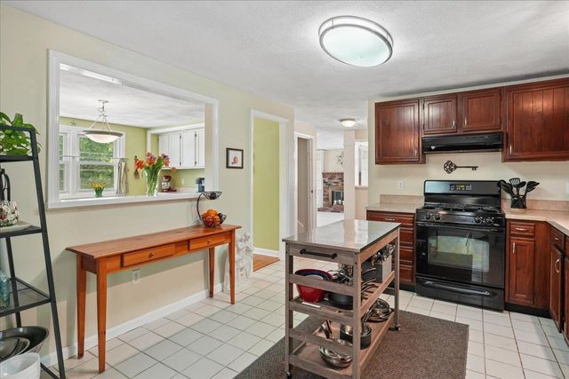 6 Nutmeg Drive, Nashua, NH 03062