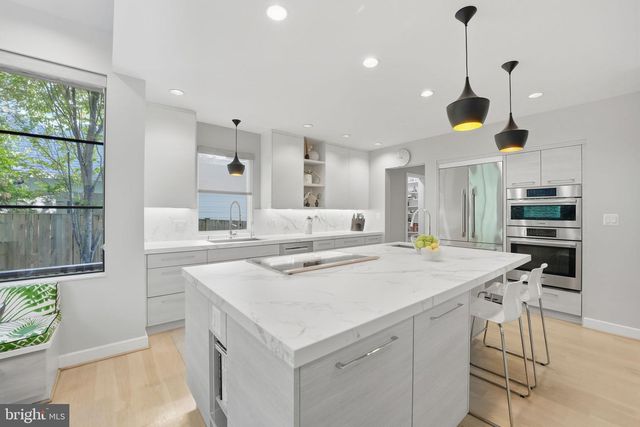 1404 N HERNDON ST, Arlington, VA 22201