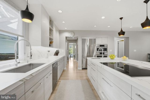 1404 N HERNDON ST, Arlington, VA 22201