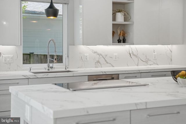 1404 N HERNDON ST, Arlington, VA 22201