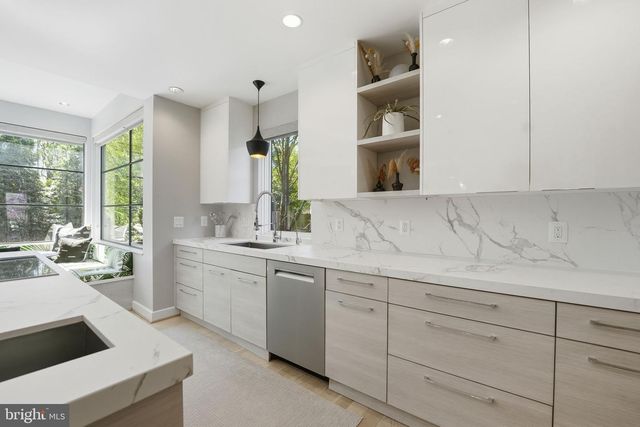 1404 N HERNDON ST, Arlington, VA 22201