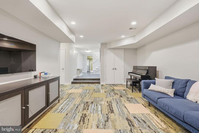 1404 N HERNDON ST, Arlington, VA 22201