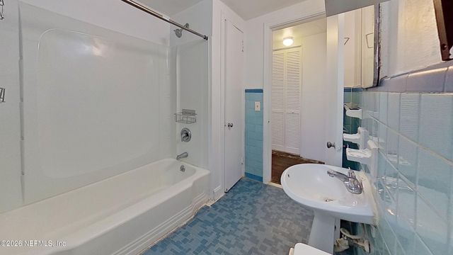 1464 HOLMESDALE Road 4, Jacksonville, FL 32207