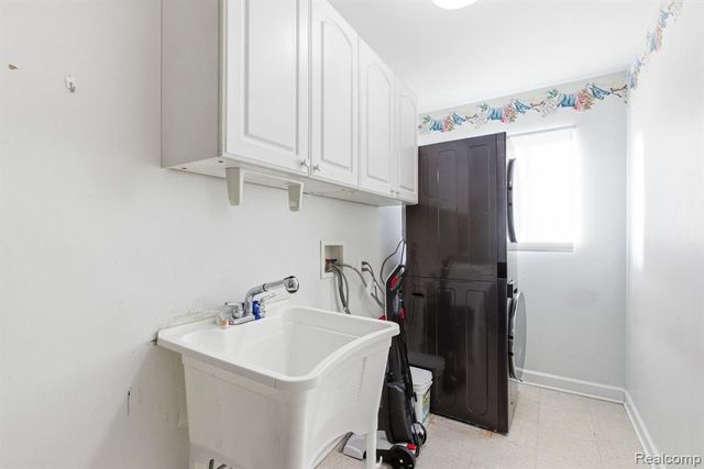 32904 Surow Drive, Warren, MI 48093