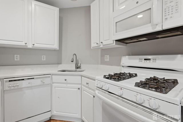 9 Bridgepointe Drive, Old Bridge, NJ 08857