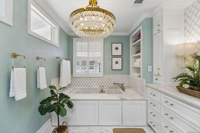 103 TAMWORTH DR, Castle Hills, TX 78213