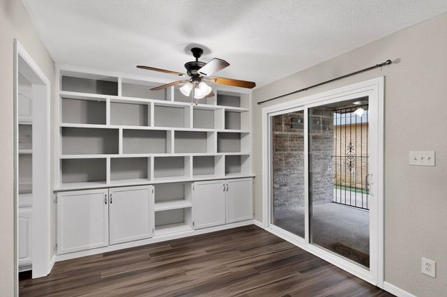 207 E Harwood Road 13, Euless, TX 76039