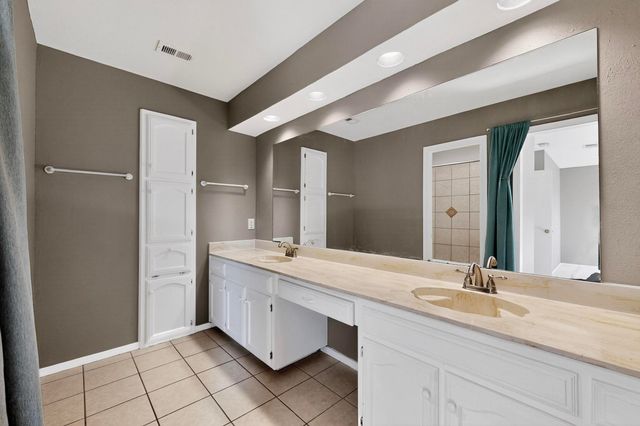 207 E Harwood Road 13, Euless, TX 76039