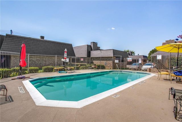 207 E Harwood Road 13, Euless, TX 76039