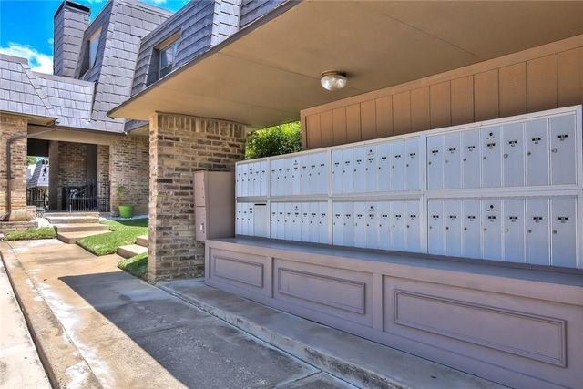 207 E Harwood Road 13, Euless, TX 76039