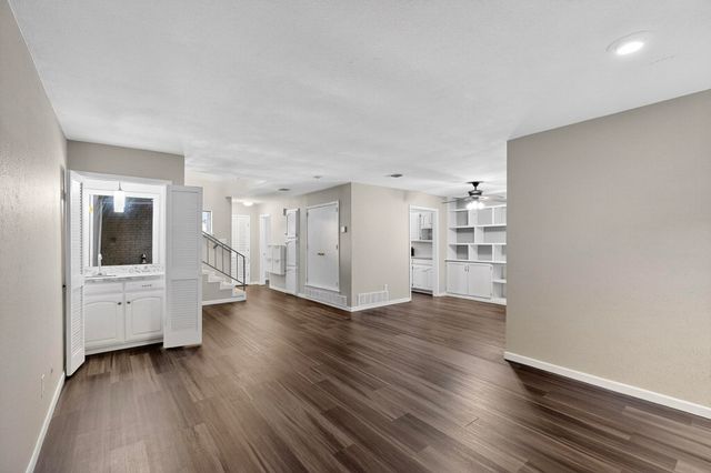 207 E Harwood Road 13, Euless, TX 76039