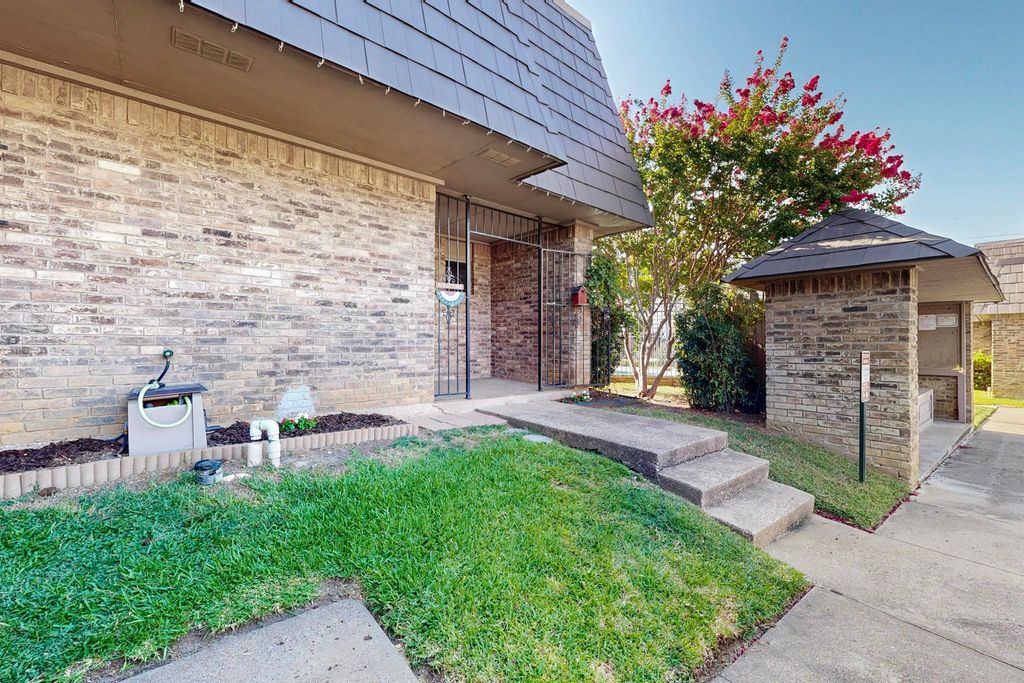 207 E Harwood Road 13, Euless, TX 76039