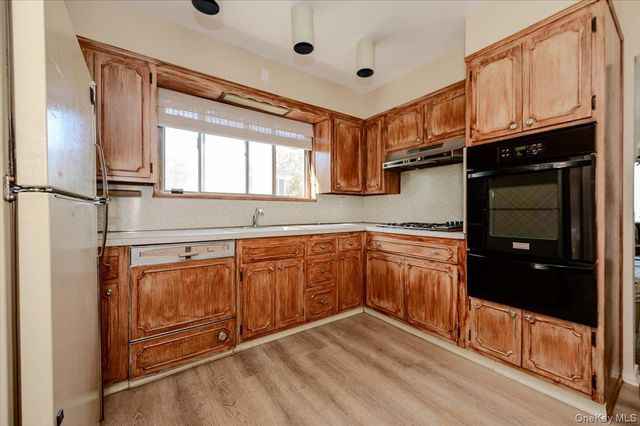 1080 Roselle Place, Woodmere, NY 11598