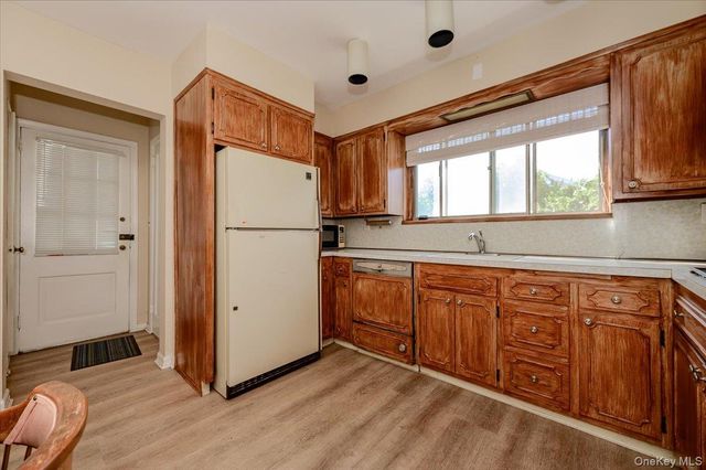 1080 Roselle Place, Woodmere, NY 11598