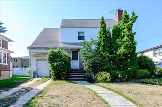 1080 Roselle Place, Woodmere, NY 11598