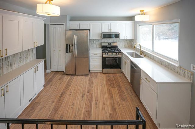 5783 Williamsburg Court, Waterford, MI 48327