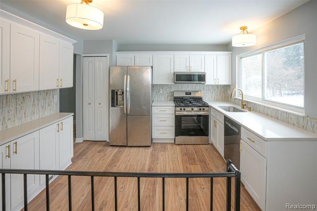 5783 Williamsburg Court, Waterford, MI 48327