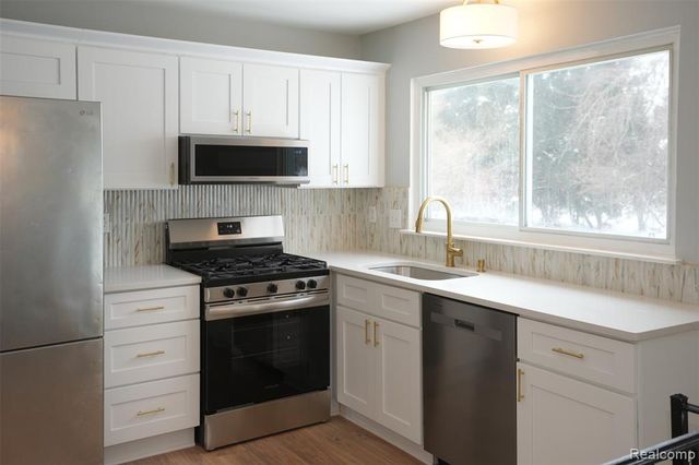 5783 Williamsburg Court, Waterford, MI 48327