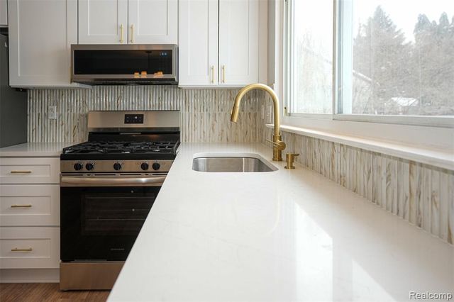 5783 Williamsburg Court, Waterford, MI 48327