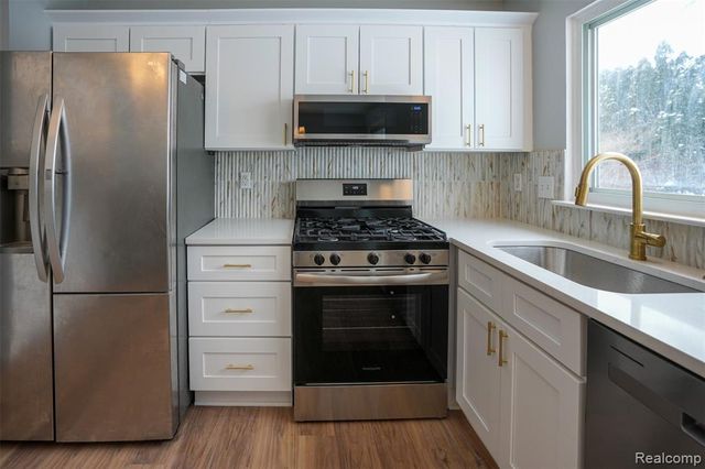 5783 Williamsburg Court, Waterford, MI 48327