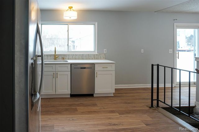 5783 Williamsburg Court, Waterford, MI 48327