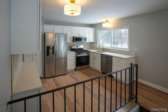 5783 Williamsburg Court, Waterford, MI 48327