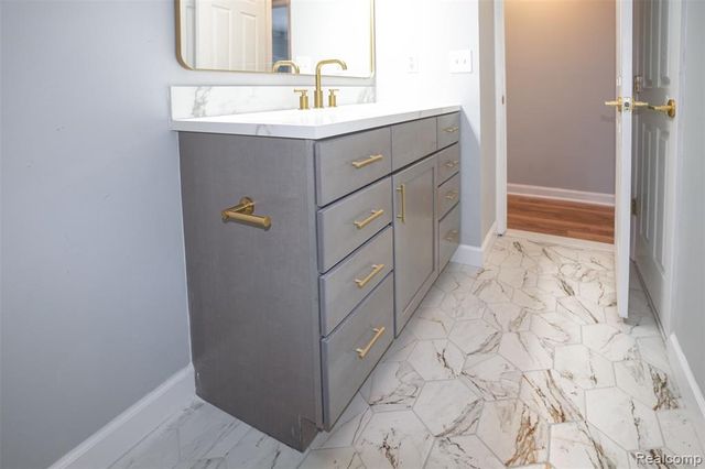 5783 Williamsburg Court, Waterford, MI 48327