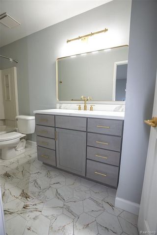 5783 Williamsburg Court, Waterford, MI 48327