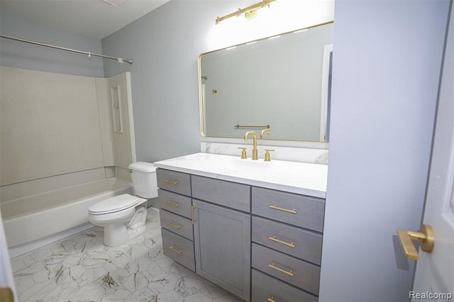 5783 Williamsburg Court, Waterford, MI 48327