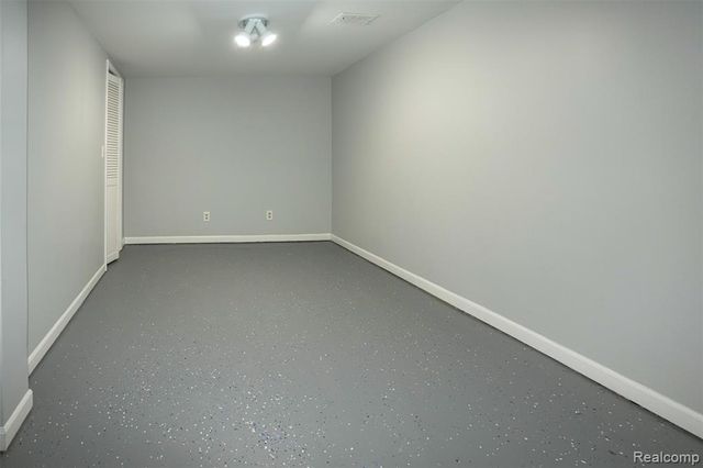 5783 Williamsburg Court, Waterford, MI 48327