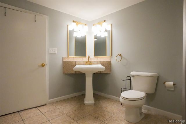 5783 Williamsburg Court, Waterford, MI 48327