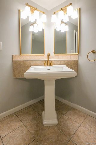 5783 Williamsburg Court, Waterford, MI 48327