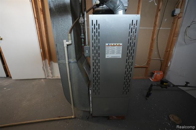 5783 Williamsburg Court, Waterford, MI 48327