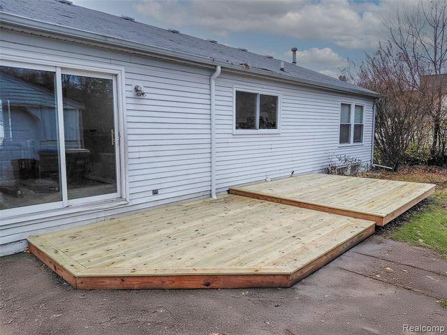 5783 Williamsburg Court, Waterford, MI 48327