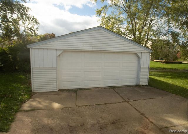 5783 Williamsburg Court, Waterford, MI 48327