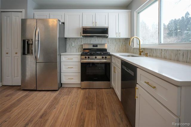 5783 Williamsburg Court, Waterford, MI 48327