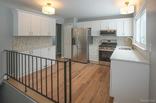 5783 Williamsburg Court, Waterford, MI 48327