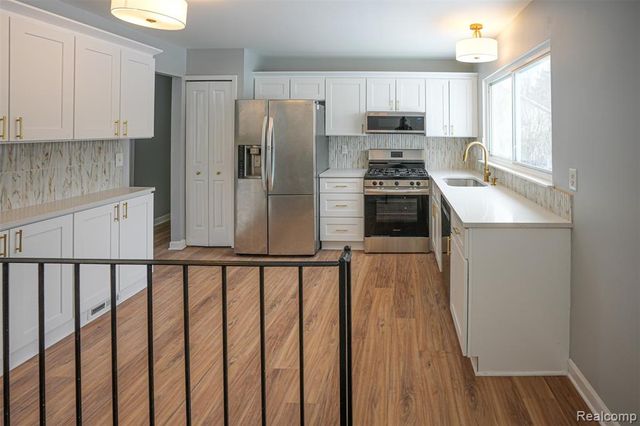 5783 Williamsburg Court, Waterford, MI 48327