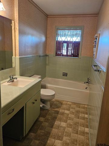 1423 S Main St., Lindale, TX 75771