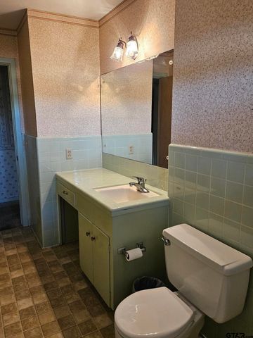 1423 S Main St., Lindale, TX 75771