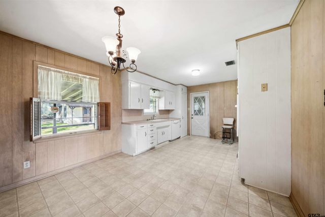 1423 S Main St., Lindale, TX 75771