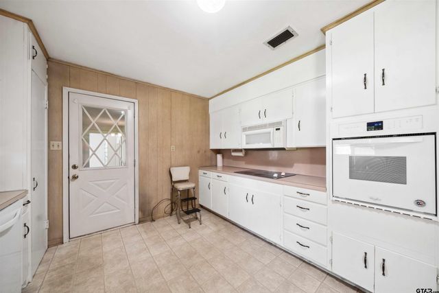 1423 S Main St., Lindale, TX 75771