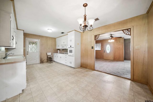 1423 S Main St., Lindale, TX 75771