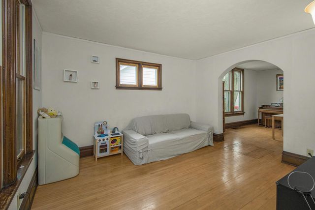 828 Armstrong Avenue, Saint Paul, MN 55102