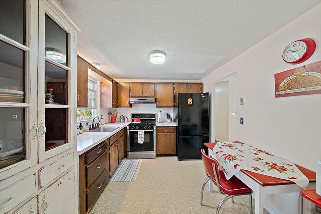 52 Montgomery Dr, Plymouth, MA 02360